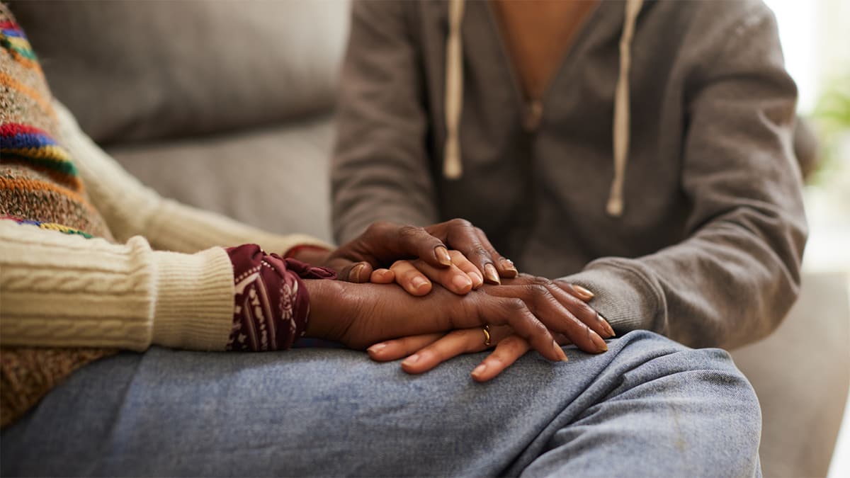 Persona acompañada en un entorno seguro y de apoyo